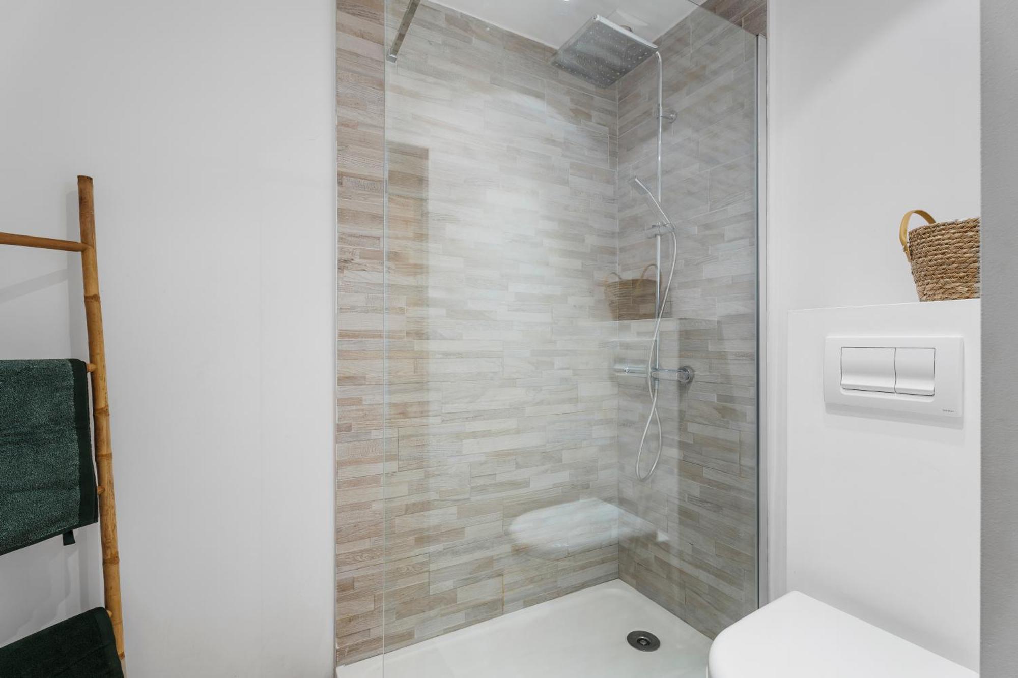 Appartement Renting - 9b Massena - Chic Escape In The Heart Of Comfort & Charm ! *